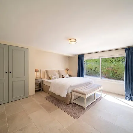 Luxury - Stunning 5 Bedroom To Rent Villa *