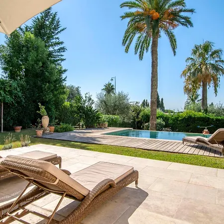 Luxury - Stunning 5 Bedroom To Rent Villa *